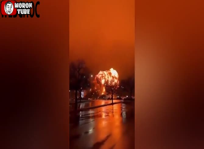 Video :Near a Philadelphia mall, an ambulance aircraft crashes